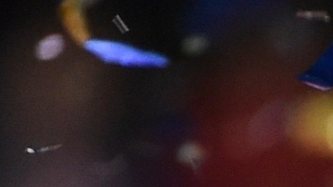 El venezolano José Altuve, de los Astros de Houston, sostiene el trofeo tras conquistar la Serie de Campeonato de la Liga Americana.