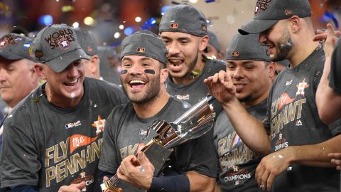 El venezolano José Altuve, de los Astros de Houston, sostiene el trofeo tras conquistar la Serie de Campeonato de la Liga Americana.