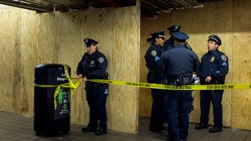 El sujeto escapó a pie de la estación de metro de Manhattan tras el supuesto ataque.