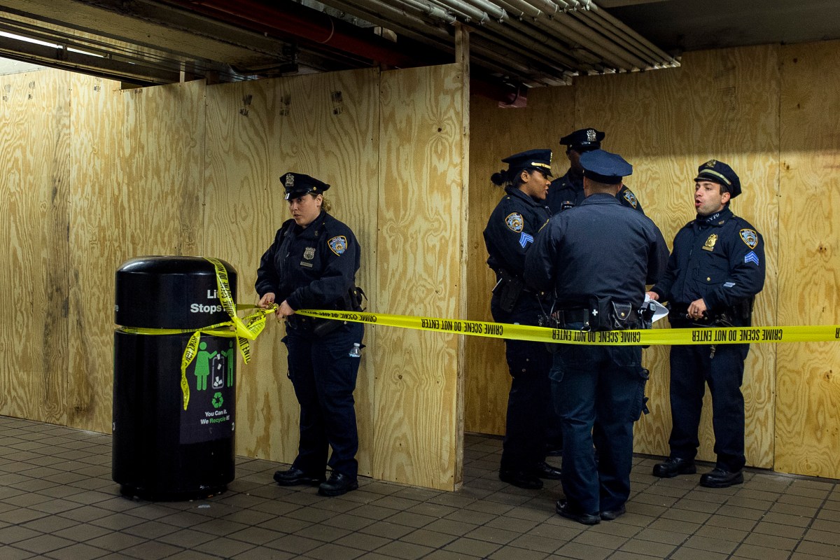 Autoridades buscan a hispano que cortó varias veces la cara de una mujer en el metro de Manhattan