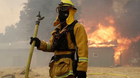 Hasta el momento se desconoce el estado de salud de ambos y la causa del incendio sigue bajo averiguación.