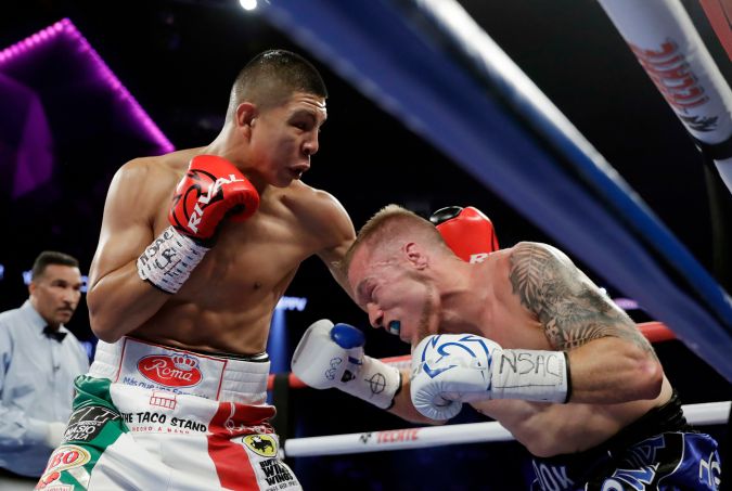 Jaime Munguía en su pelea ante Brandon Cook.