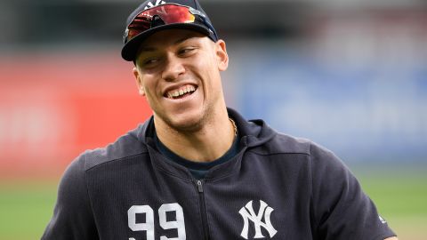 Aaron Judge sonríe durante un encuentro de Grandes Ligas ante Baltimore Orioles.