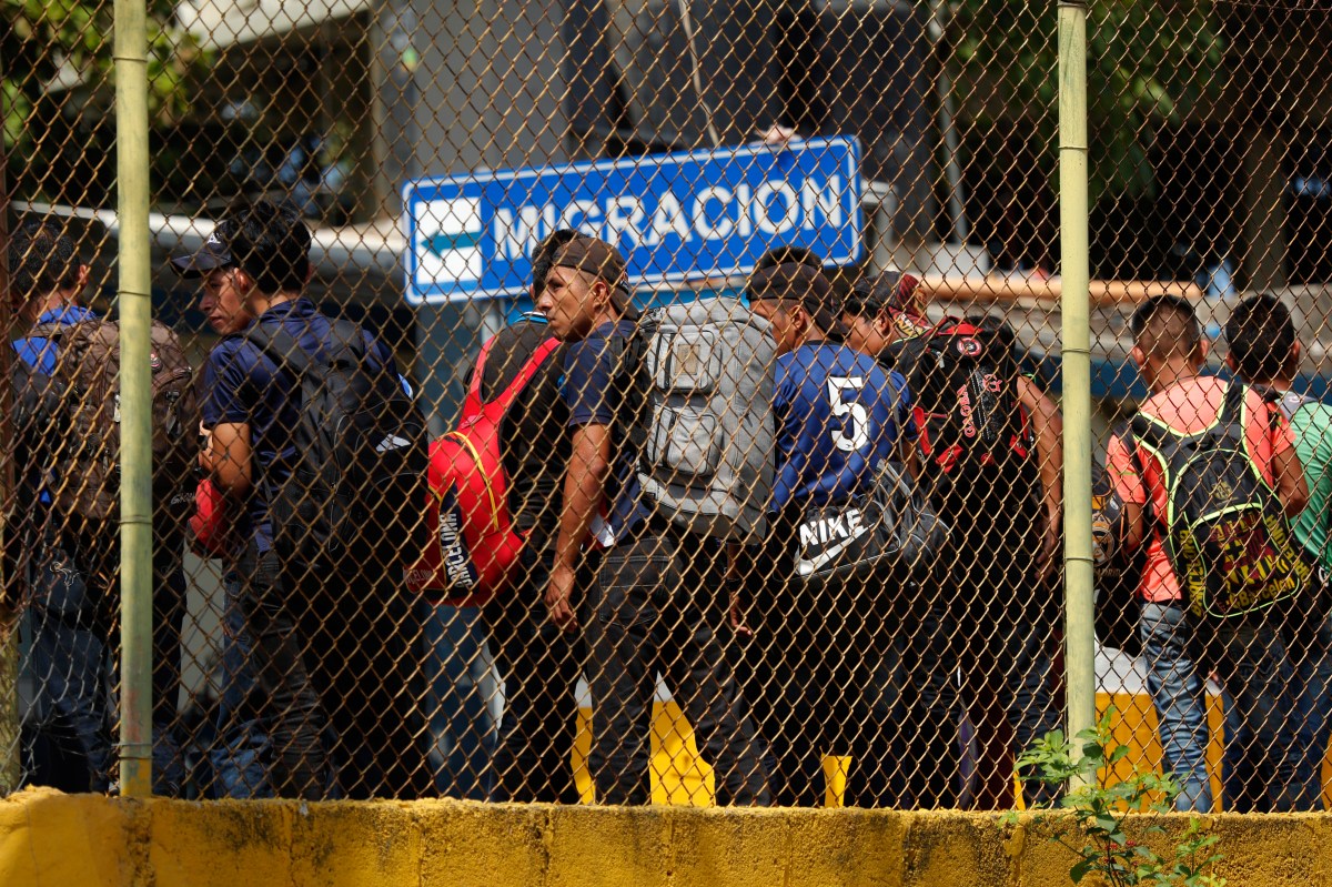 Encuentran a 87 inmigrantes indocumentados en góndolas de un tren al norte de México