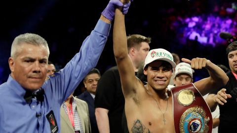 Emanuel Navarrete celebrando su victoria ante Juan Miguel Elorde.