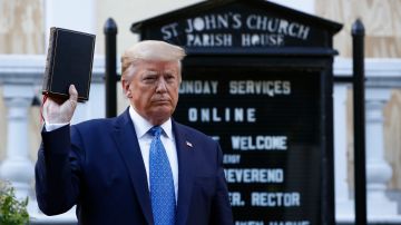 El expresidente Trump sosteniendo una biblia en el año 2020.