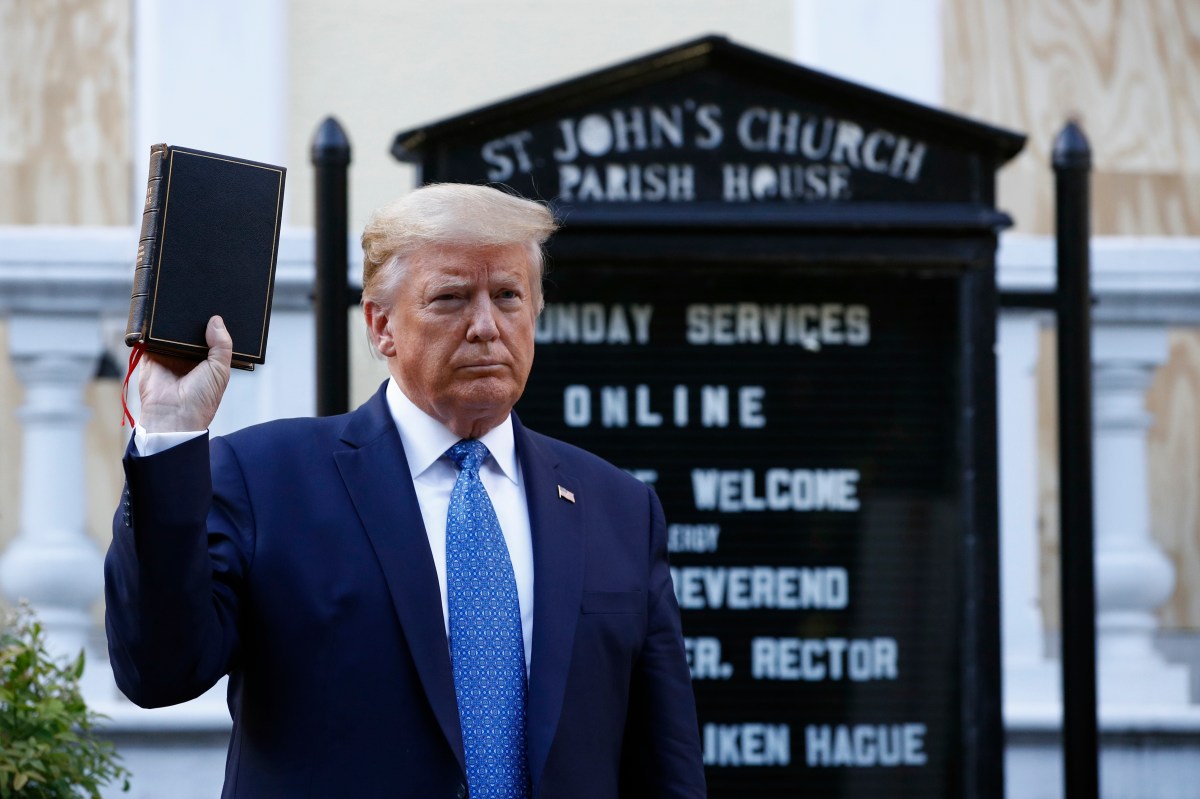 Trump aprovecha la Semana Santa para vender biblias y rogar por donaciones para su campaña