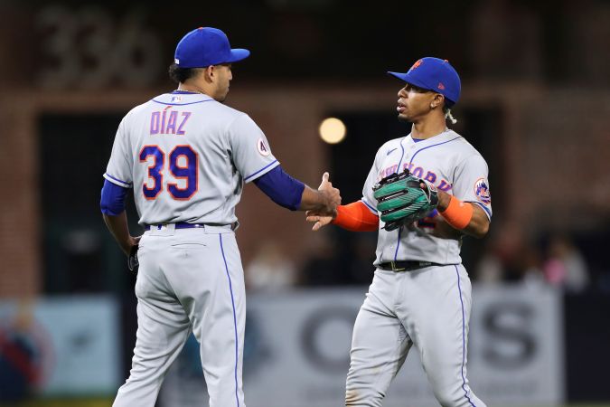 Edwin Díaz (L) y Francisco Lindor (R) combinan lo mejor en pitcheo y ofensiva de New York Mets. FOTO: AP / Derrick Tuskan.