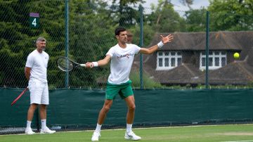 Novak Djokovic y Goran Ivanisevic en las canchas de entrenamiento de Wimbledon en 2021.