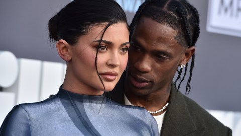 Kylie Jenner y Travis Scott posando.
