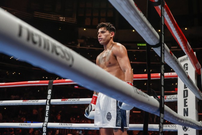 Ryan García durante un combate ante Javier Fortuna.