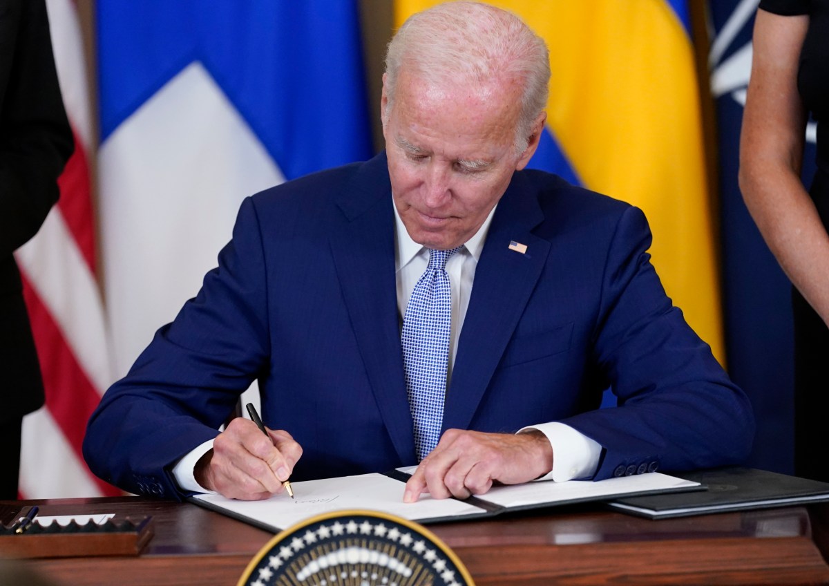 Joe Biden firma un nuevo paquete presupuestario tras aprobación del Congreso