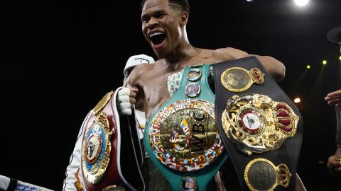 Devin Haney posa con sus títulos como campeón unificado de peso ligero.