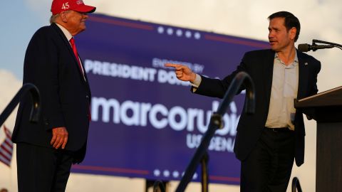 Trump y Rubio durante un mitin de campaña en 2022.