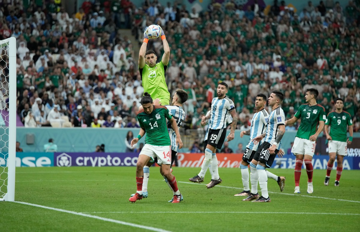 “Dibu” Martínez reveló que su mejor parada en Qatar 2022 fue al mexicano Alexis Vega