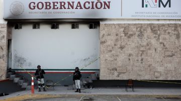 La policía hace guardia afuera de un centro de detención de inmigrantes en Ciudad Juárez, México, donde un incendio dejó 40 inmigrantes muertos.