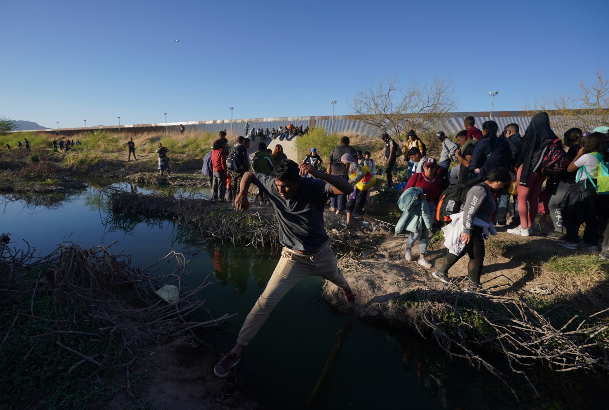 Abogado ofrece 10 consejos cruciales para los migrantes en Texas tras entrada en vigor de la ley SB4