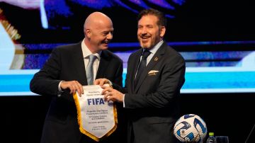 Alejandro Dominguez, presidente de la Conmebol, junto al presidente de la FIFA Gianni Infantino.