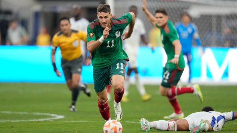 Santiago Giménez en un partido con la selección mexicana.