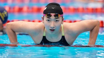 La nadadora japonesa logró su clasificación a los Juegos Olímpicos con un tiempo de 57.30 segundos.