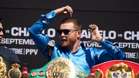 Canelo Álvarez durante la rueda de prensa de presentación al combate ante Jermell Charlo.