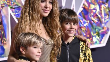 Shakira posando con sus hijos Sasha y Milan en los MTV Video Music Awards