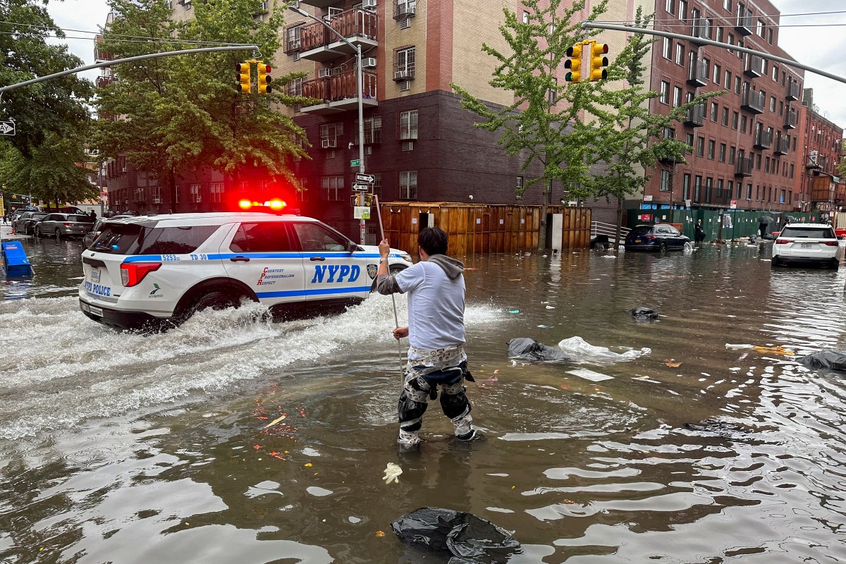 Lluvias récord dejan autos inundados, viajeros atrapados y vuelos cancelados en Nueva York