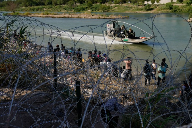 Supremo de EE.UU. prohíbe la ley de Texas que permite a policías detener y expulsar migrantes