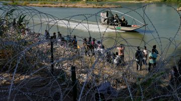 Supremo de EE.UU. prohíbe la ley de Texas que permite a policías detener y expulsar migrantes