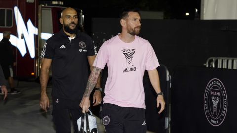 Lionel Messi y su guardaespaldas Yassine Cheuko.