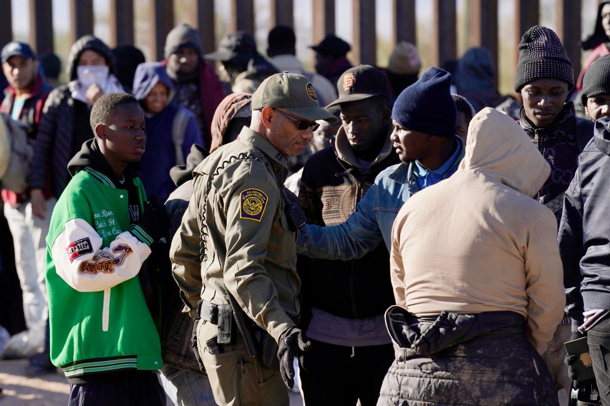 Instan a la gobernadora de Arizona vetar proyecto antiinmigrante impulsado por el Partido Republicano