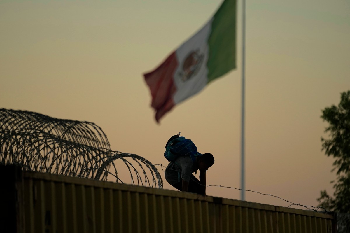 Procesan a dos hombres por trasladar a más de 200 migrantes a la frontera entre México y Estados Unidos