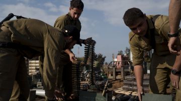 Soldados israelíes almacenan municiones en un área de concentración en la frontera entre Israel y Gaza.