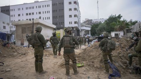 Soldados israelíes afuera del Hospital Shifa en la ciudad de Gaza.