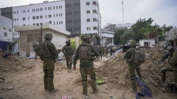 Soldados israelíes afuera del Hospital Shifa en la ciudad de Gaza.