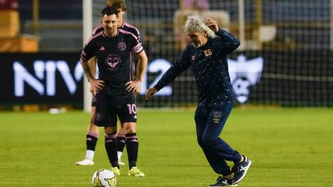 Jorge "Mágico" González (R) realiza al lado de Lionel Messi (L) el saque inicial del amistoso entre Inter Miami y El Salvador.