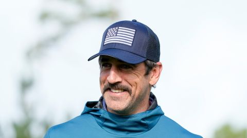 Aaron Rodgers disfruta su tiempo libre en temporada muerta jugando al gold.