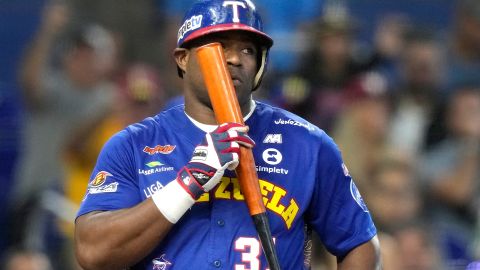 Yasiel Puig jugando para Venezuela en la Serie del Caribe.