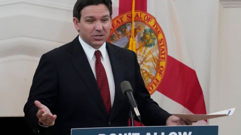 El gobernador DeSantis acusa a la Administración Biden de más llegada de inmigrantes.
