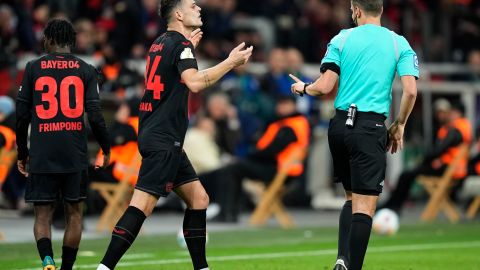 Árbitro alemán Daniel Schlager en un partido de la Copa de Alemania entre el Bayer 04 Leverkusen y el VfB Stuttgart.