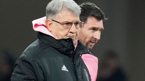 Tata Martino (L) y Lionel Messi (R) comparten durante un encuentro amistoso en Japón.