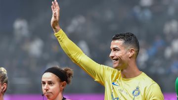 Cristiano Ronaldo saluda a los fanáticos del Al-Nassr.