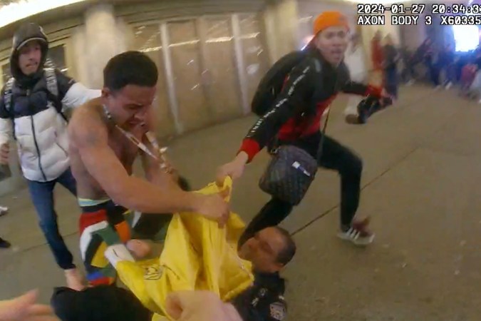 Exoneraron a migrante acusado de atacar a policías en Times Square: lo identificaron “erróneamente”