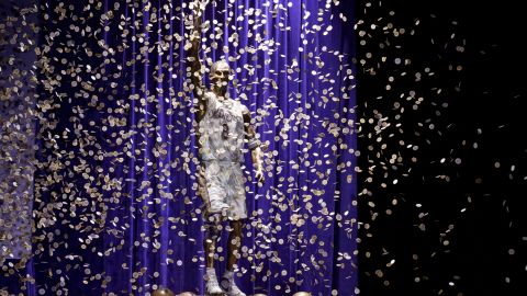 "Trabajamos para corregirlos pronto": Lakers reconoce errores ortográficos en estatua de Kobe Bryant