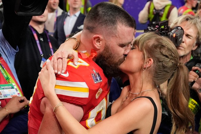 Travis Kelce, jugador de los Kansas City Chiefs mantiene un romance con la cantante Taylor Swift