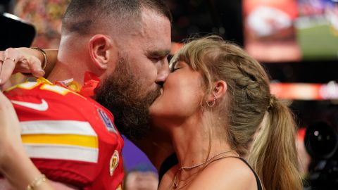 Taylor Swift y Travis Kelce besándose en el Super Bowl LVIII