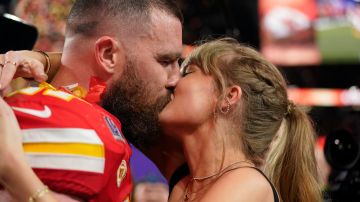 Taylor Swift y Travis Kelce besándose en el Super Bowl LVIII