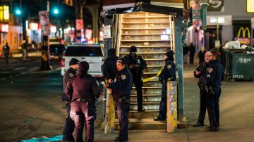Agentes de la policía de la ciudad de Nueva York se reúnen después de un tiroteo en la estación de metro Mount Eden Avenue,