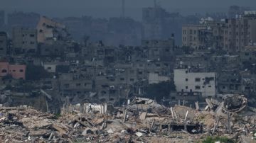 Edificios destruidos en la Franja de Gaza vistos desde el sur de Israel.