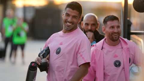 Suárez (L) y Messi (R) durante su llegada al Chase Stadium de Florida.